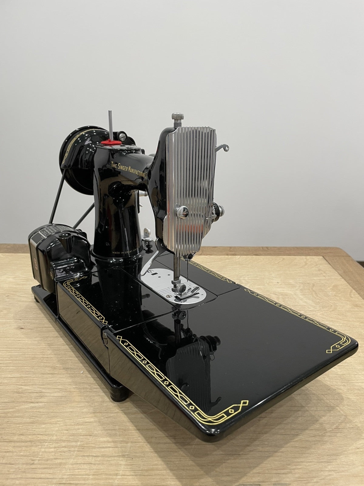 Singer 222k Featherweight Sewing Machine 1959 Red “S”