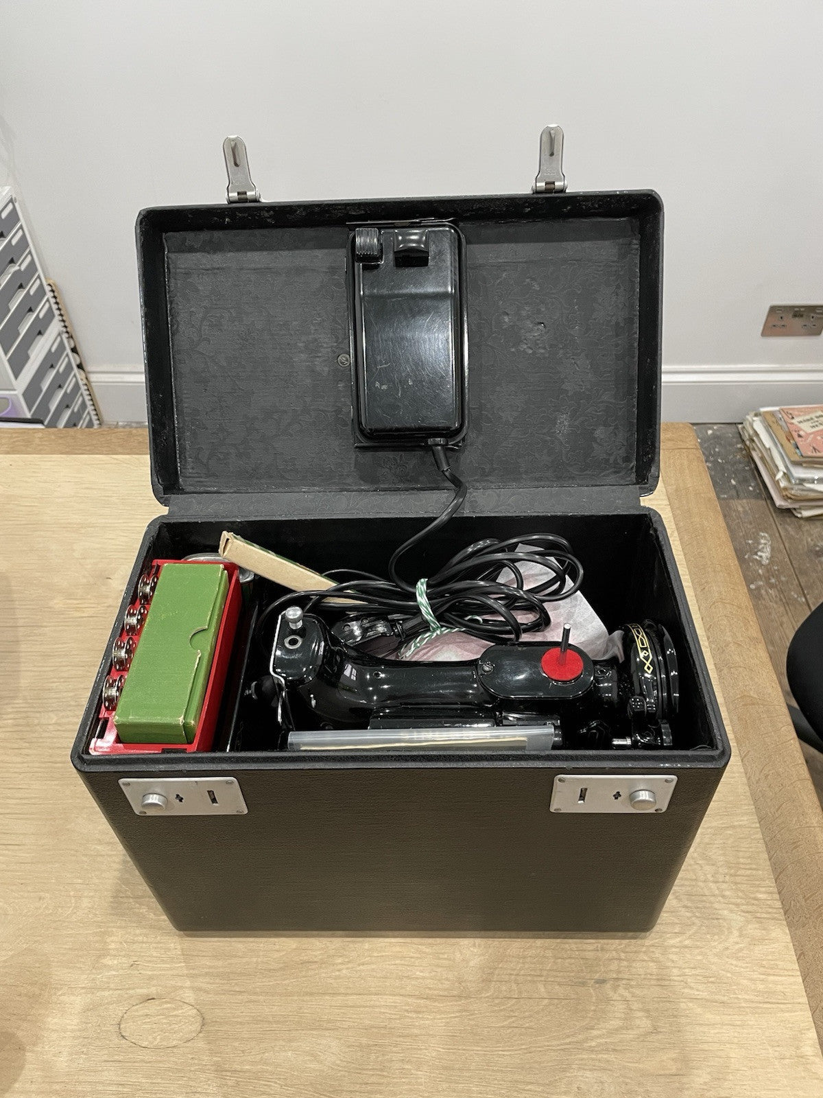 Singer 222k Featherweight Sewing Machine 1959 Red “S”