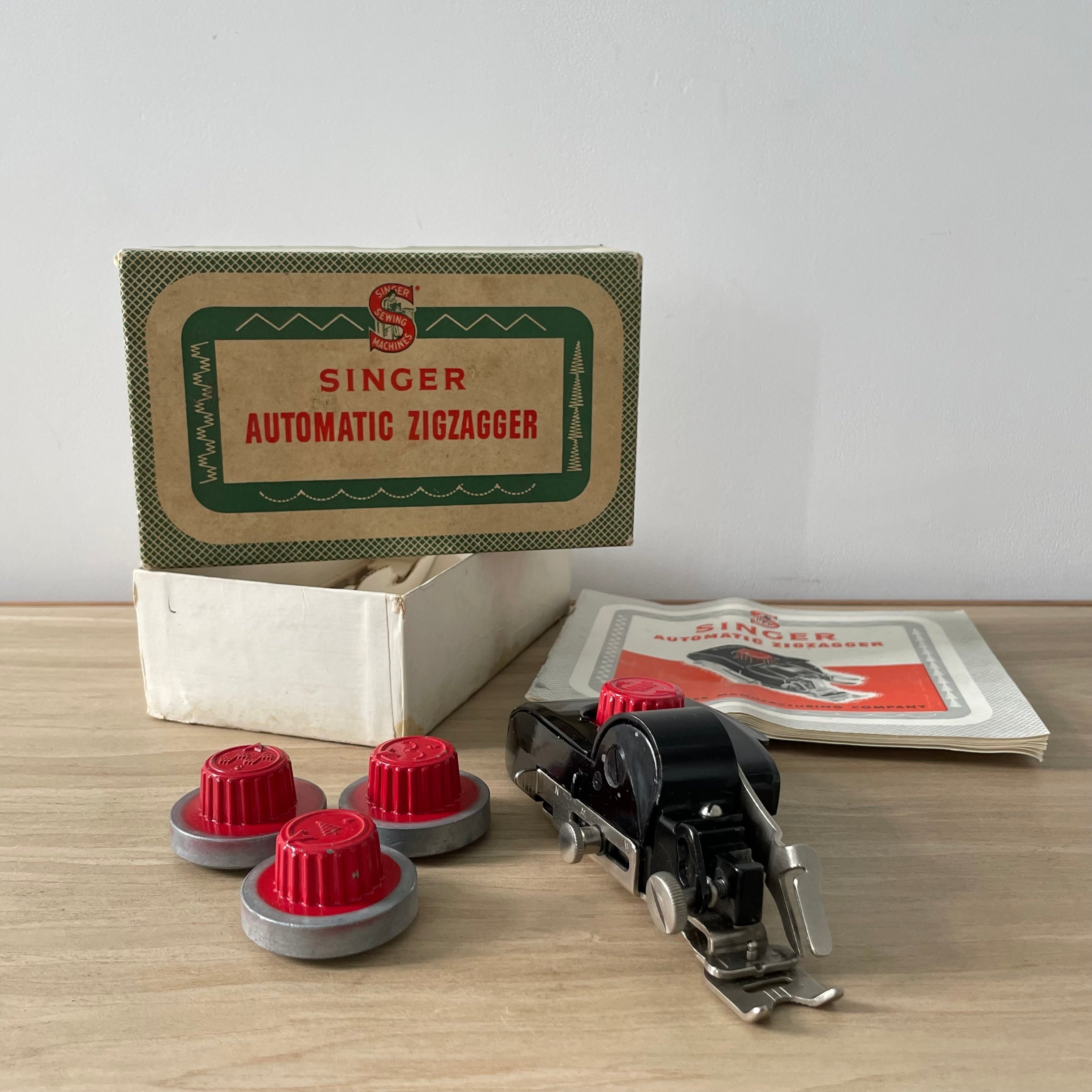 Singer Automatic Zigzagger Model 161157 – Original Box, 4 Cams & Manual – 1950s Vintage