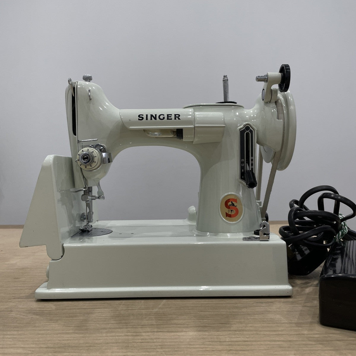 Singer 221K Featherweight White 1968 – Serviced – Case & Extras (EW070289)