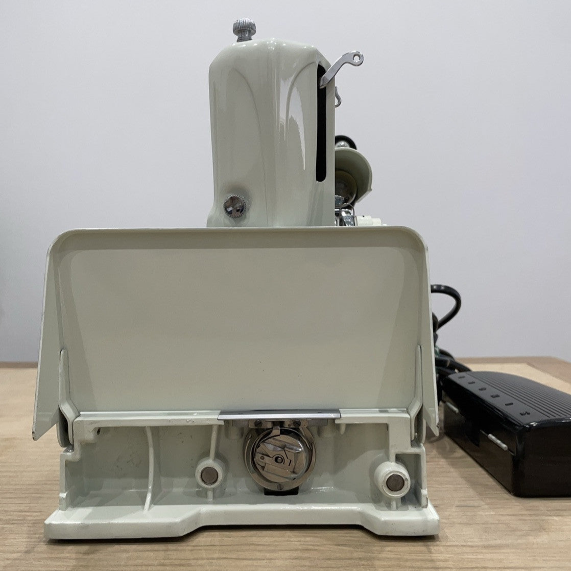 Singer 221K Featherweight White 1968 – Serviced – Case & Extras (EW070289)
