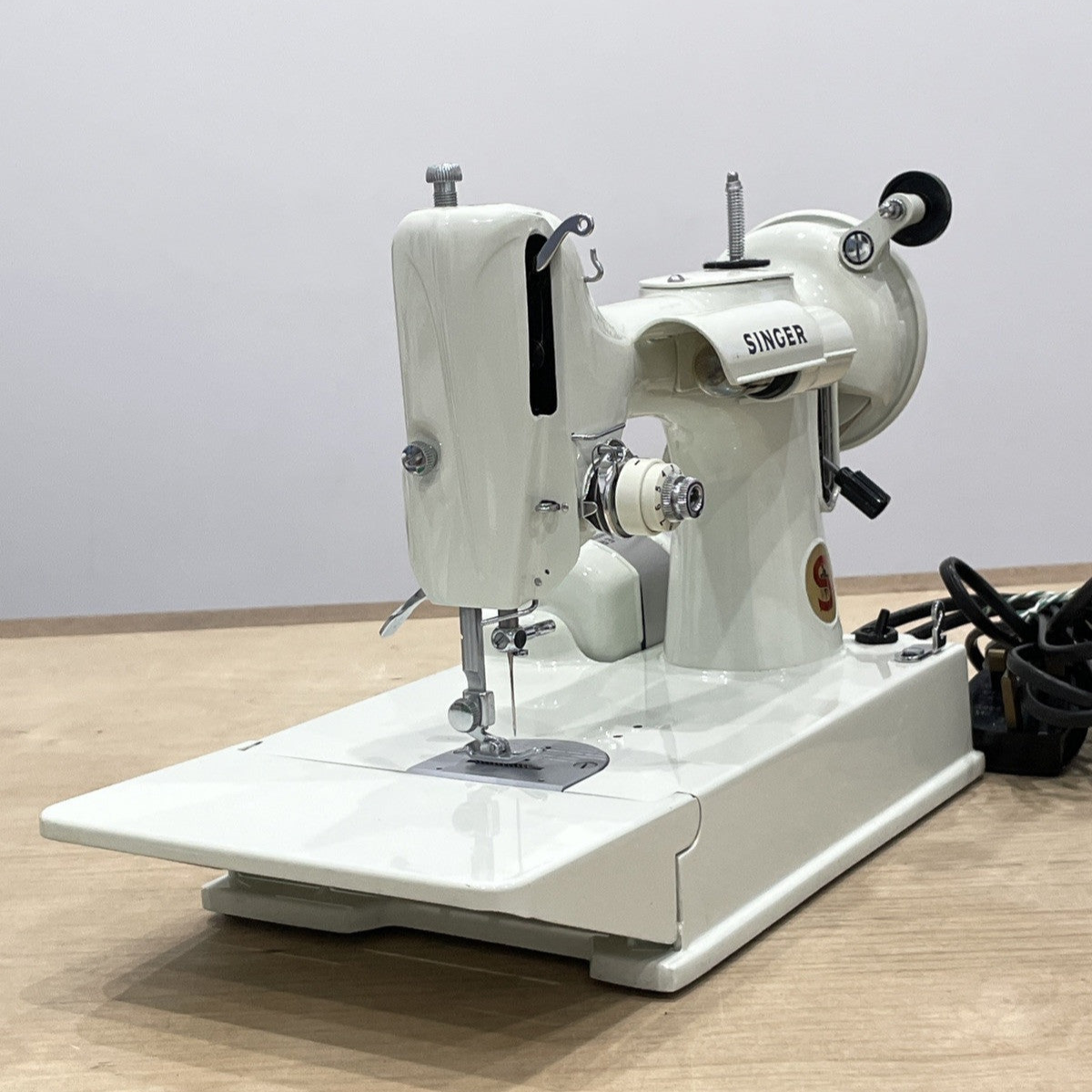 Singer 221K Featherweight White 1968 – Serviced – Case & Extras (EW070289)