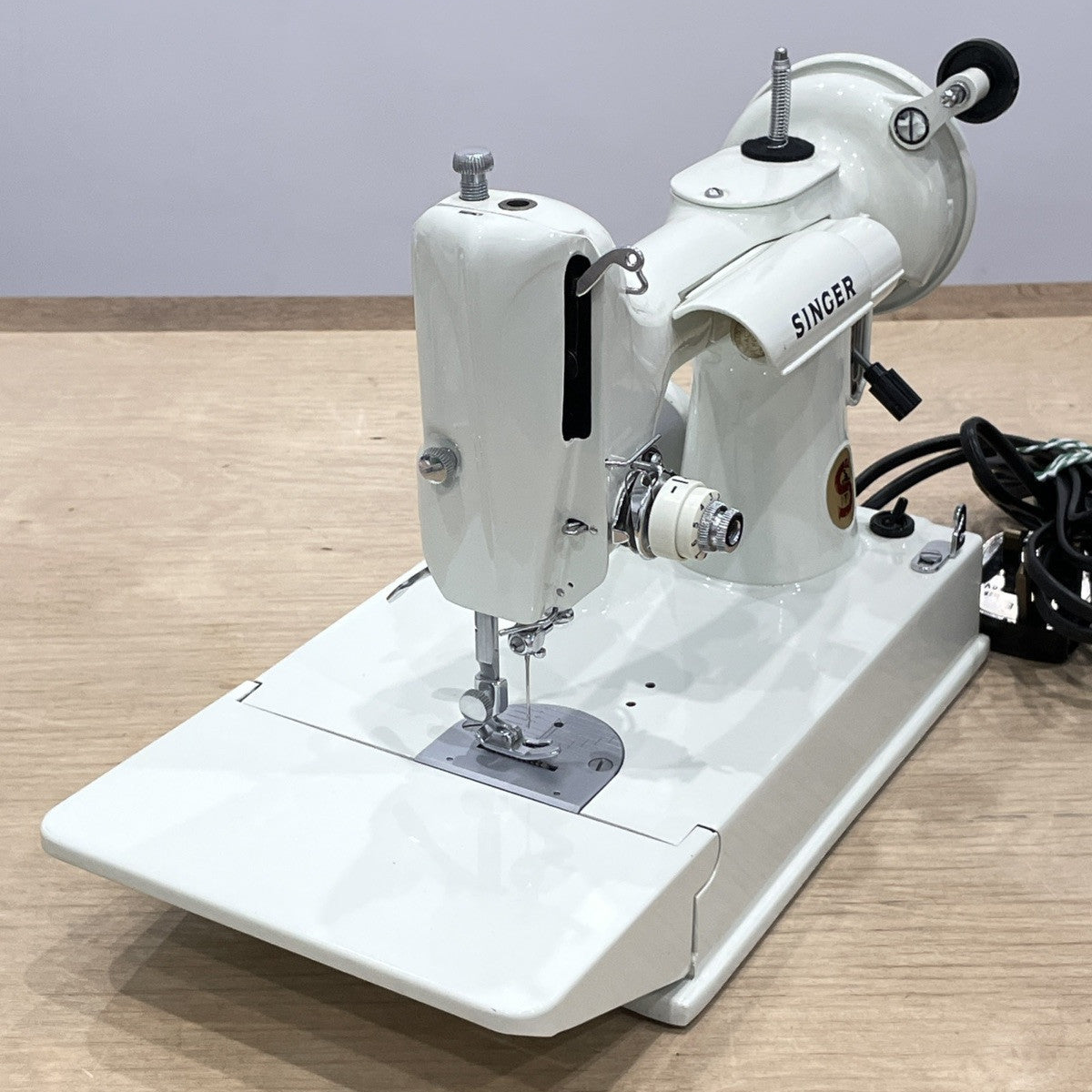 Singer 221K Featherweight White 1968 – Serviced – Case & Extras (EW070289)