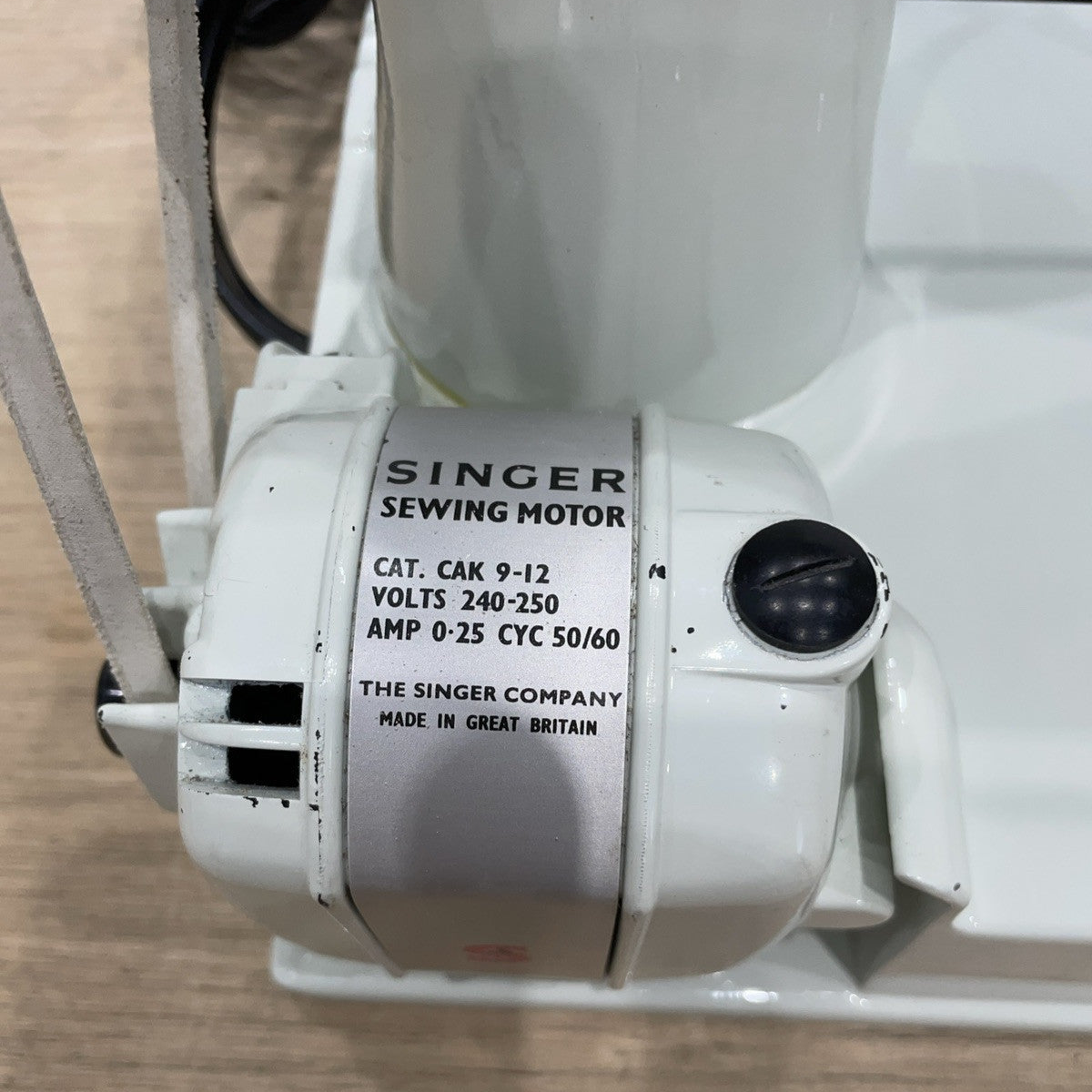 Singer 221K Featherweight White 1968 – Serviced – Case & Extras (EW070289)