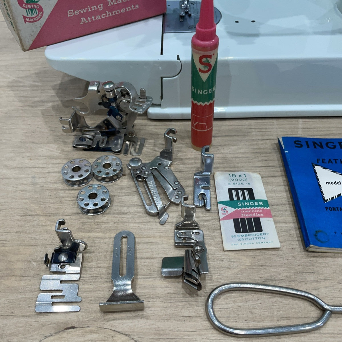 Singer 221K Featherweight White 1968 – Serviced – Case & Extras (EW070289)