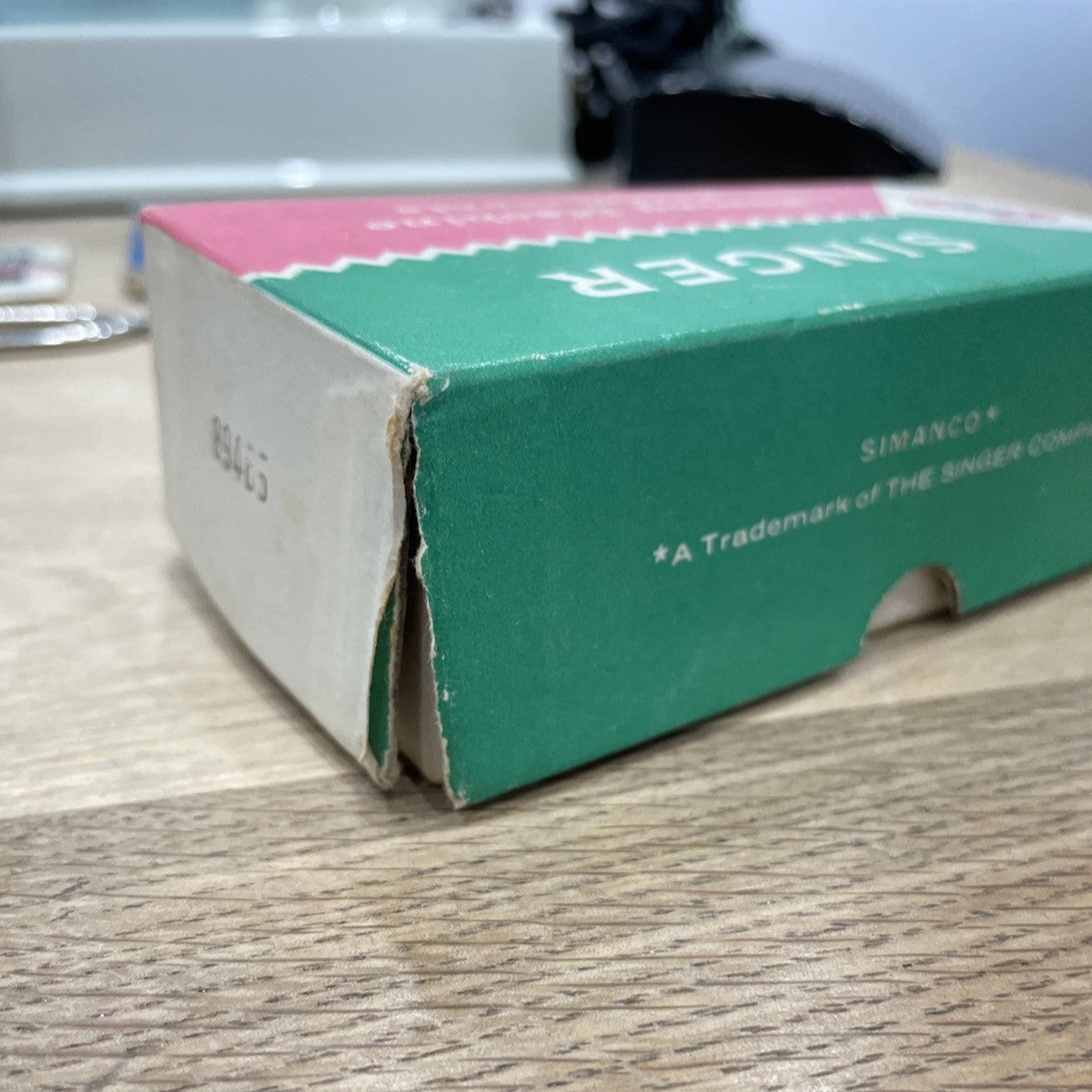 Singer 221K Featherweight White 1968 – Serviced – Case & Extras (EW070289)