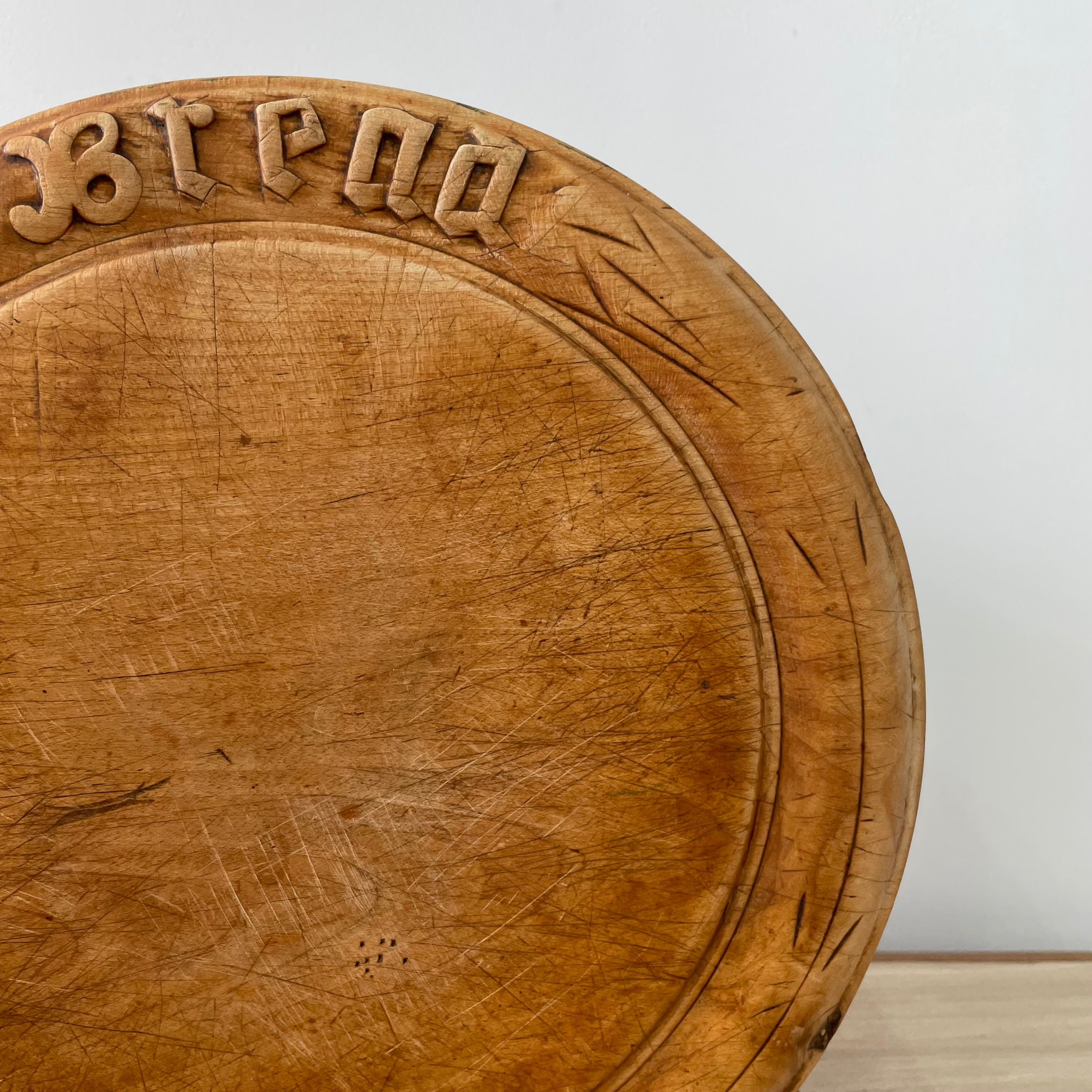 Antique Edwardian Carved Wooden Breadboard – Early 20th Century Kitchenalia