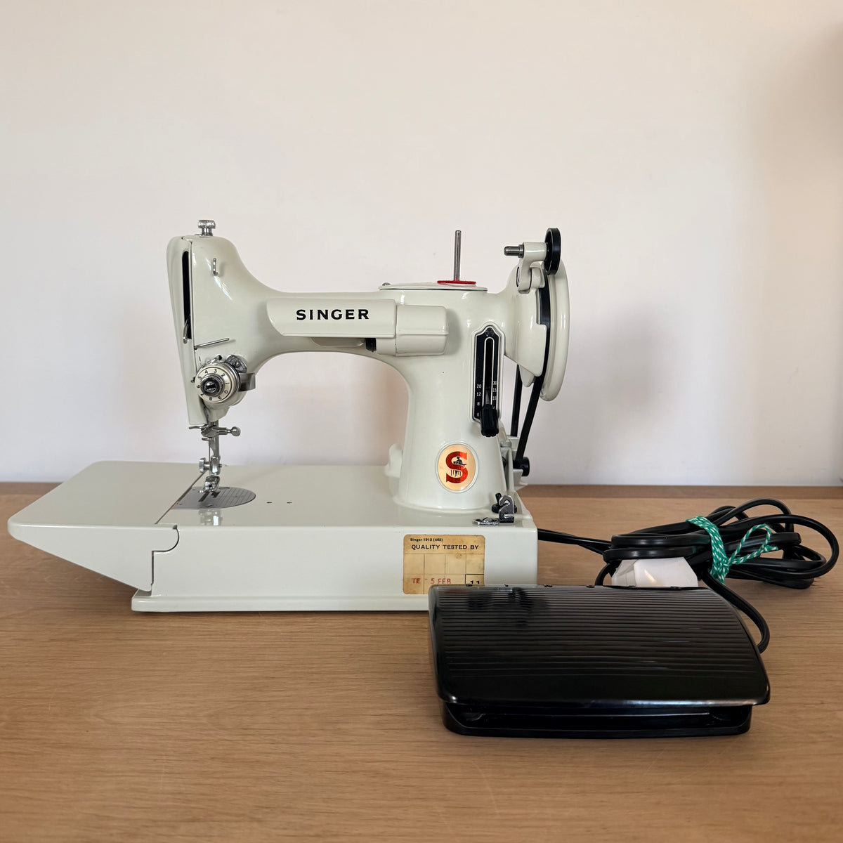 Singer Featherweight 221K Sewing Machine with Case & Accessories