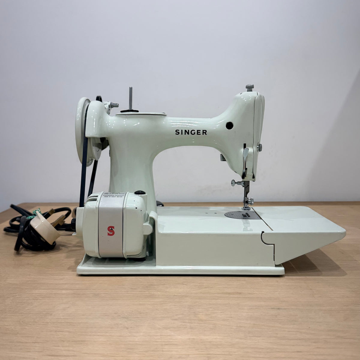 Vintage White Singer Featherweight 221K Sewing Machine – 1964