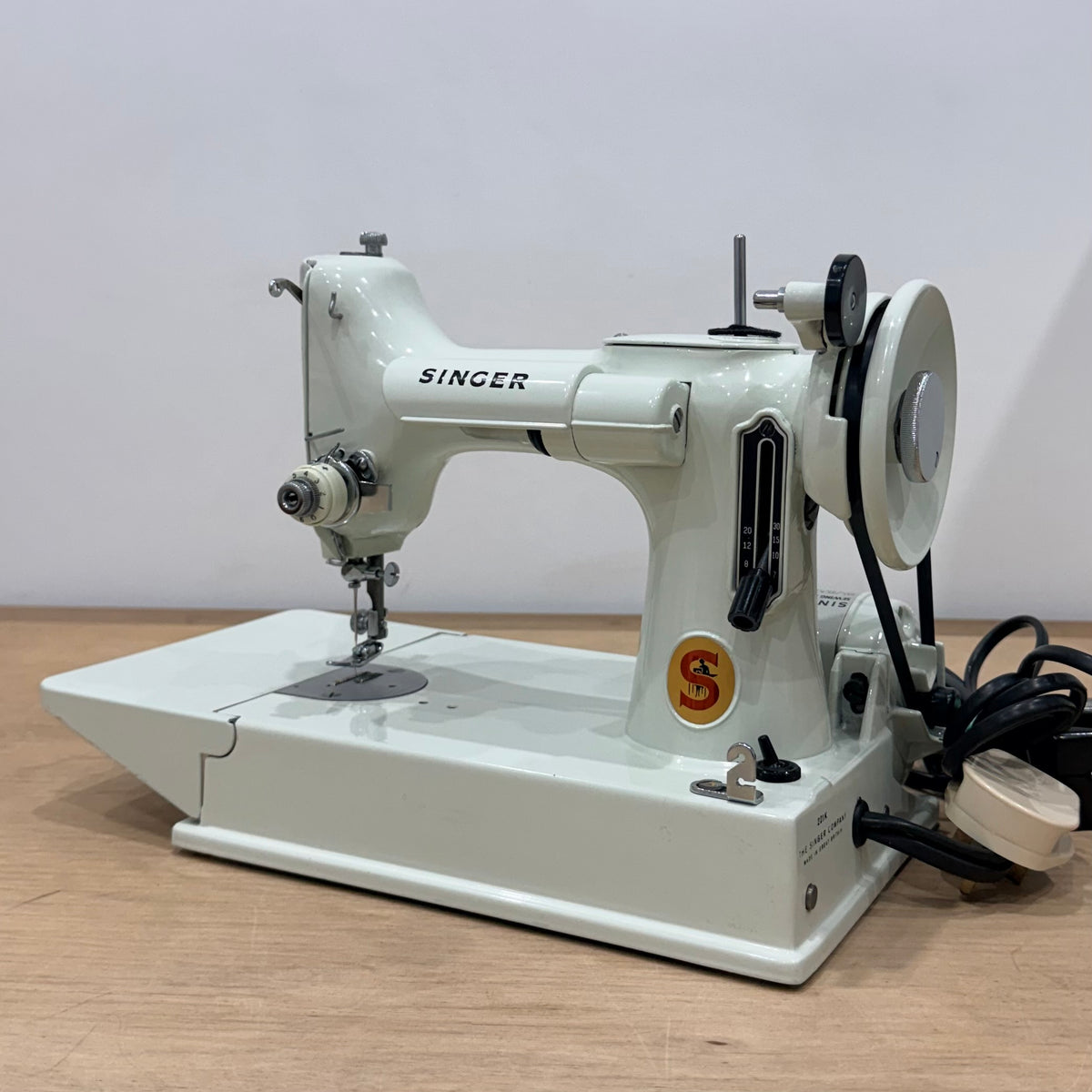 Vintage White Singer Featherweight 221K Sewing Machine – 1964