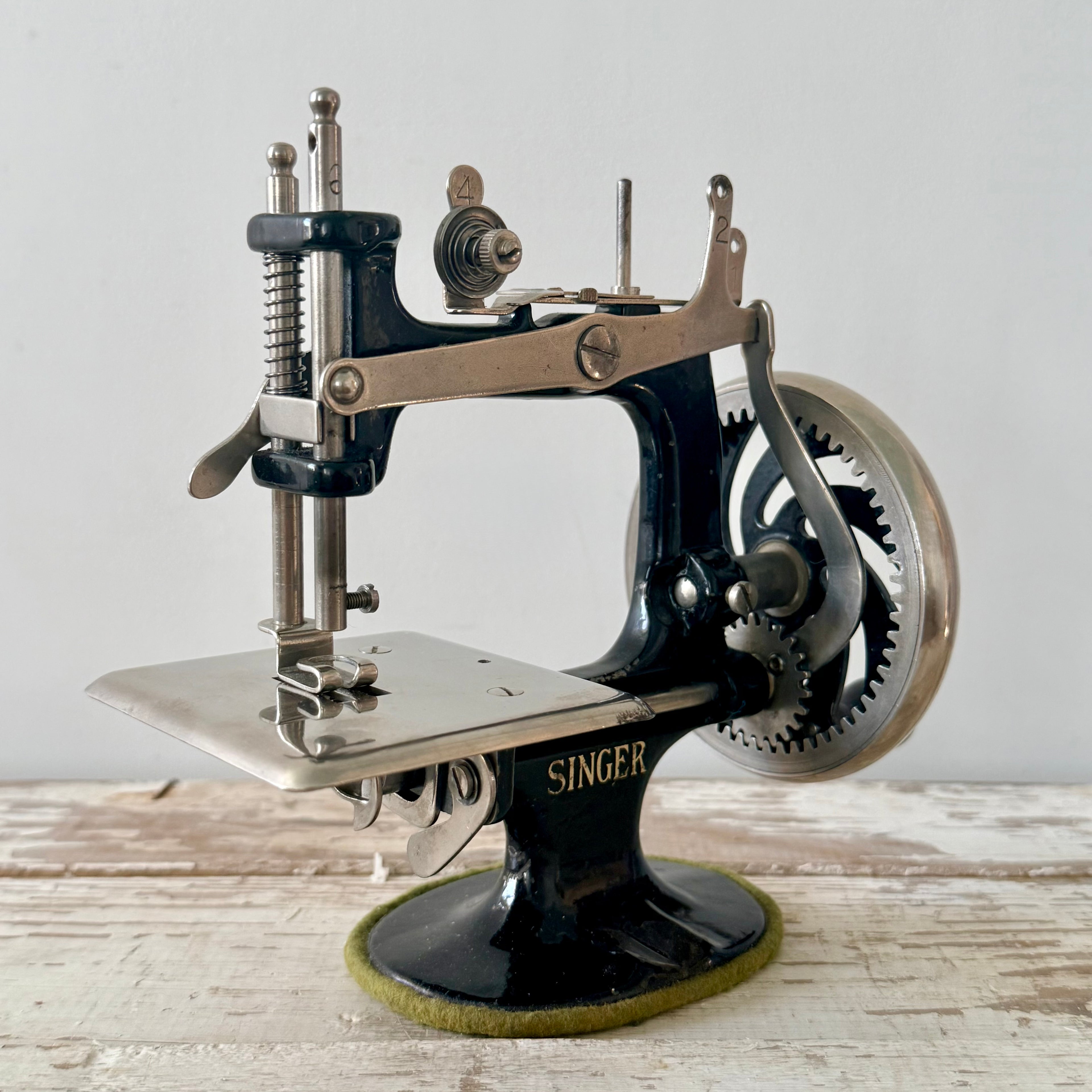 Antique Singer Model 20 Child’s Sewing Machine with Original Clamp c.1930