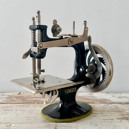 Antique Singer Model 20 Child’s Sewing Machine with Original Clamp c.1930