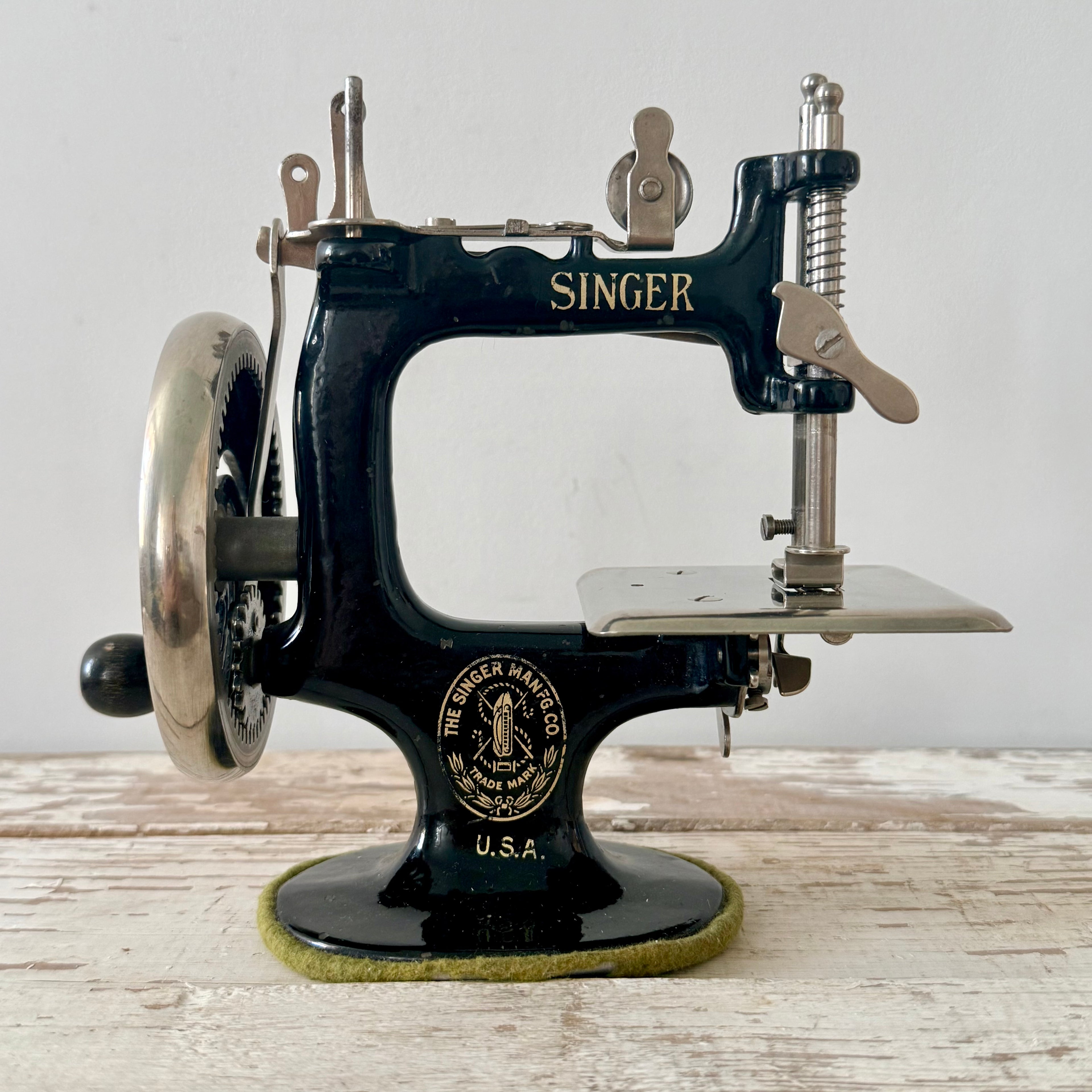 Antique Singer Model 20 Child’s Sewing Machine with Original Clamp c.1930