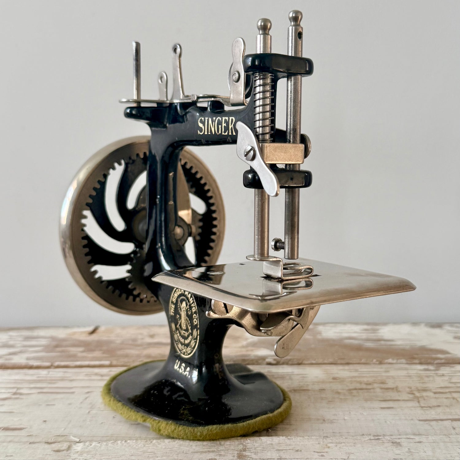 Antique Singer Model 20 Child’s Sewing Machine with Original Clamp c.1930