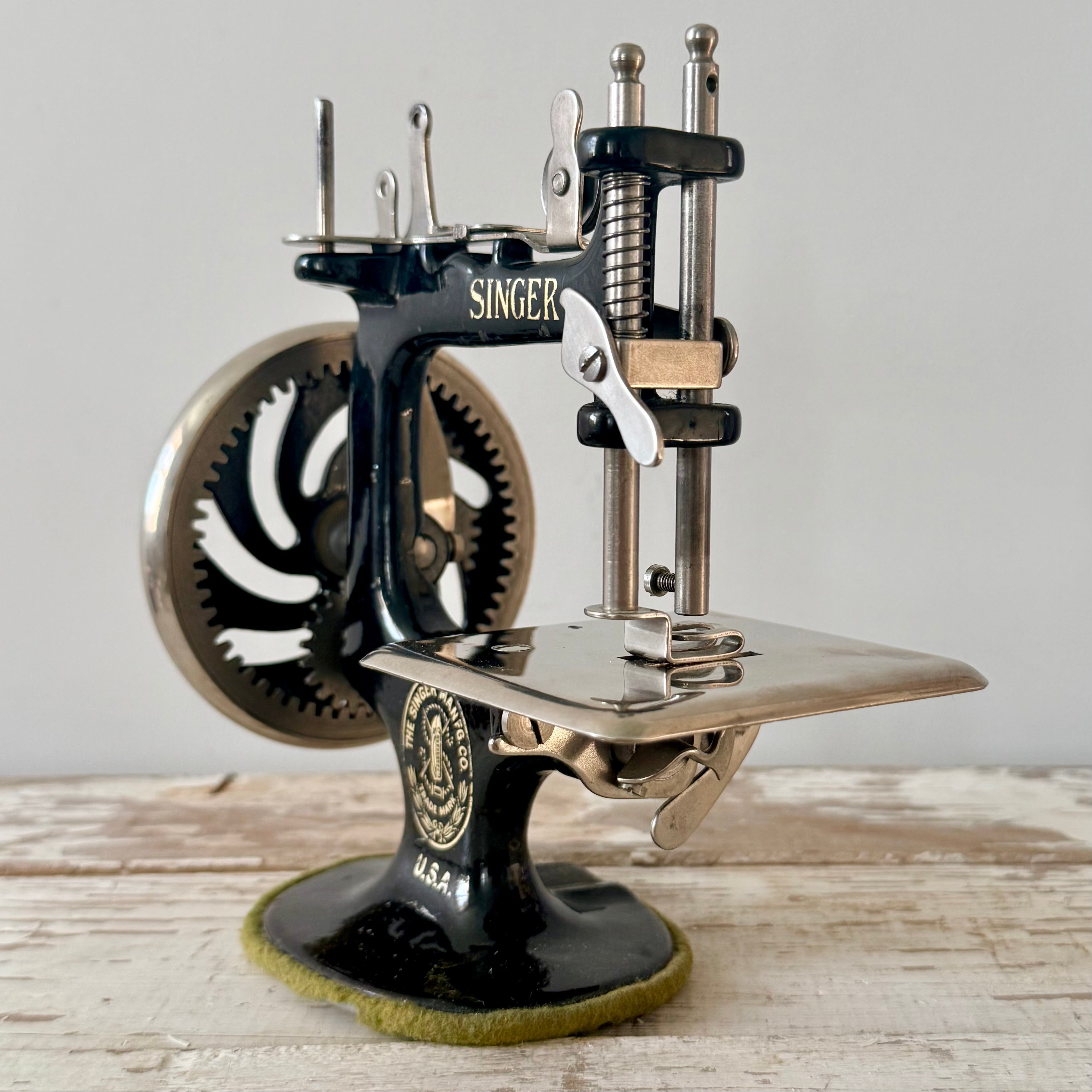 Antique Singer Model 20 Child’s Sewing Machine with Original Clamp c.1930