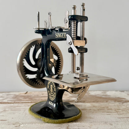 Antique Singer Model 20 Child’s Sewing Machine with Original Clamp c.1930