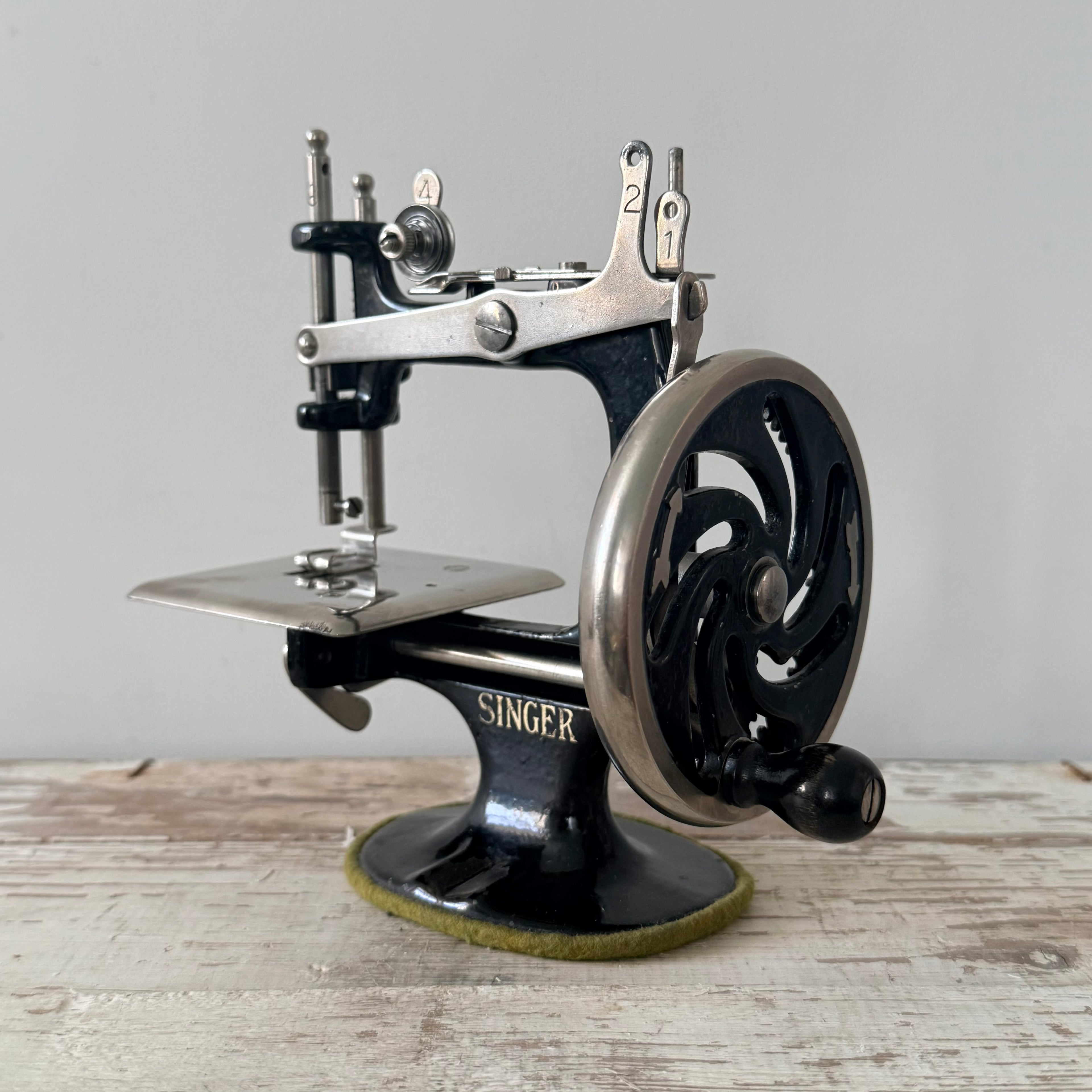 Antique Singer Model 20 Child’s Sewing Machine with Original Clamp c.1930
