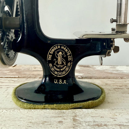 Antique Singer Model 20 Child’s Sewing Machine with Original Clamp c.1930