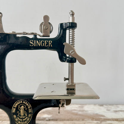 Antique Singer Model 20 Child’s Sewing Machine with Original Clamp c.1930