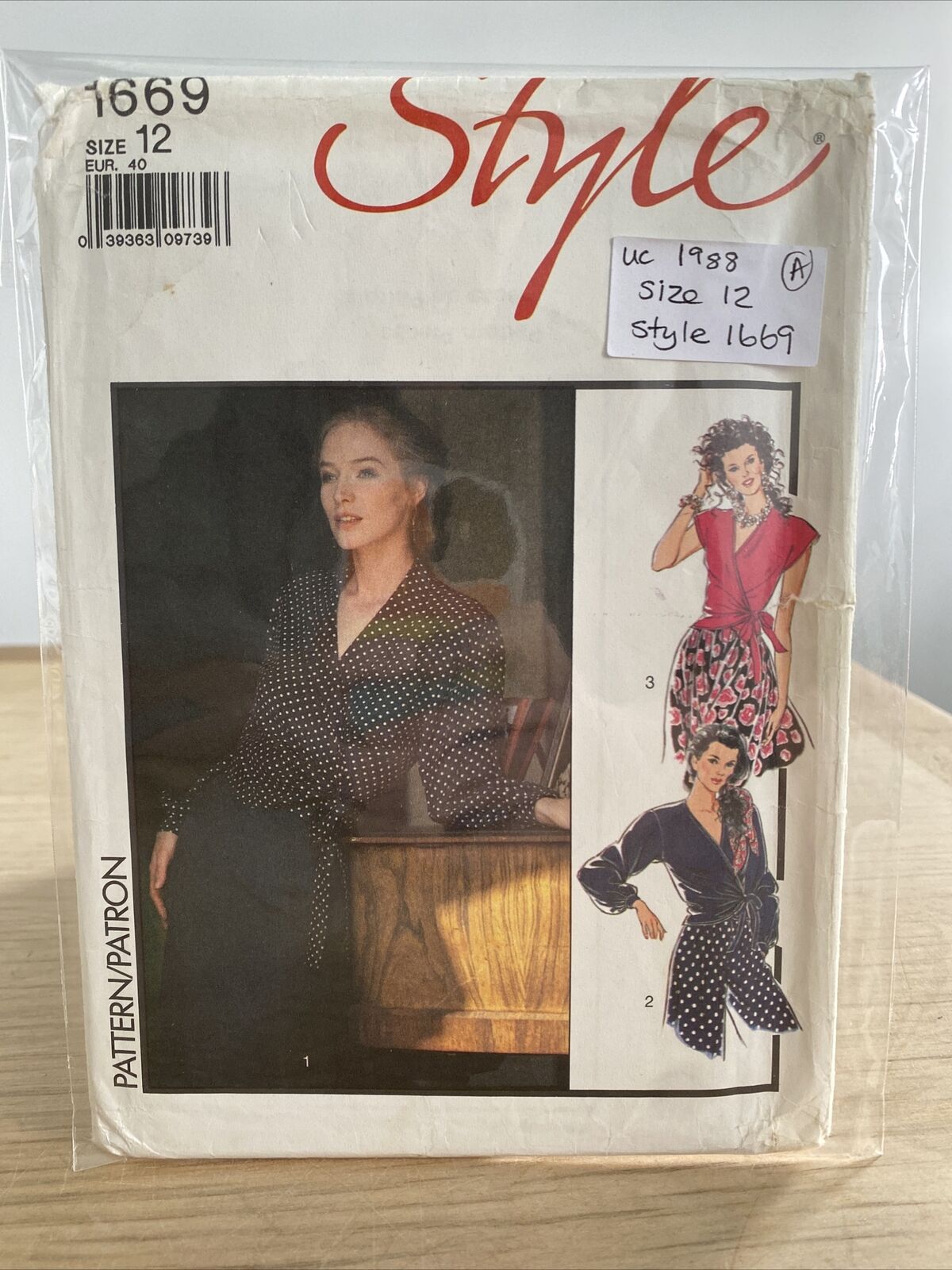 Style 1669 Womens Size 14 Blouse Top