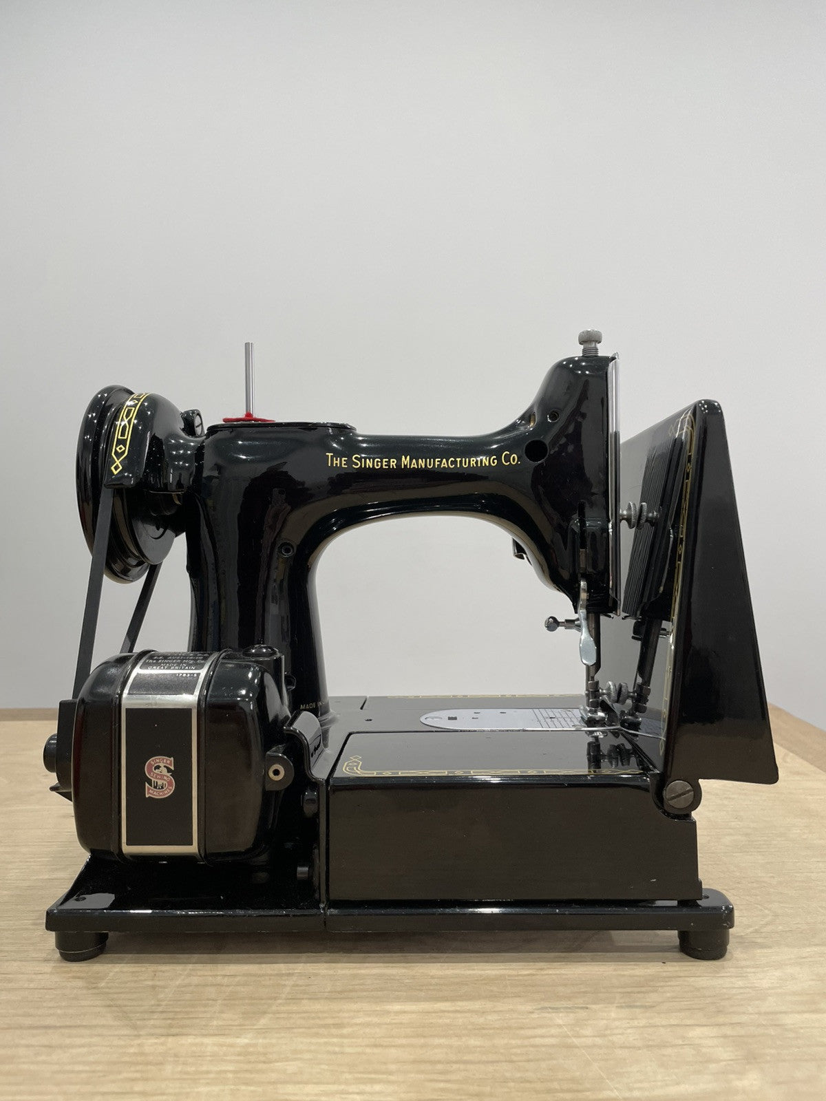 Singer 222k Featherweight Sewing Machine 1959 Red “S”