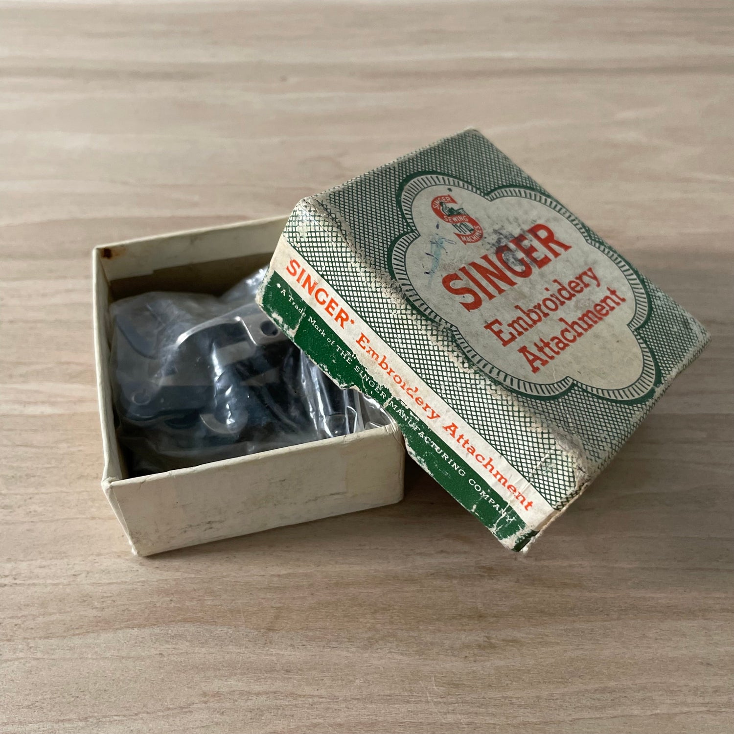 Vintage Singer Embroidery Attachment No. 26538 – Early 20th Century, Original Box