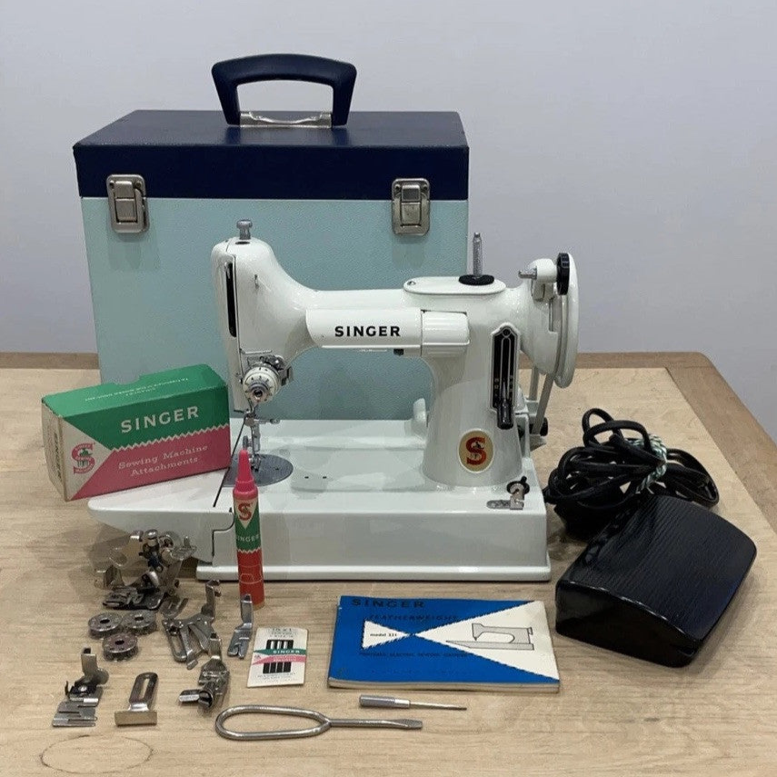 Singer 221K Featherweight White 1968 – Serviced – Case &amp; Extras (EW070289)