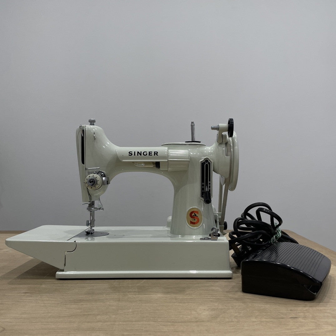 Singer 221K Featherweight White 1968 – Serviced – Case &amp; Extras (EW070289)