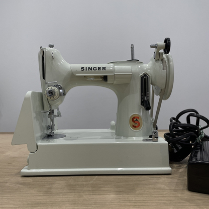 Singer 221K Featherweight White 1968 – Serviced – Case &amp; Extras (EW070289)