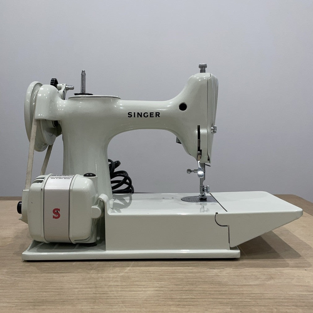 Singer 221K Featherweight White 1968 – Serviced – Case &amp; Extras (EW070289)