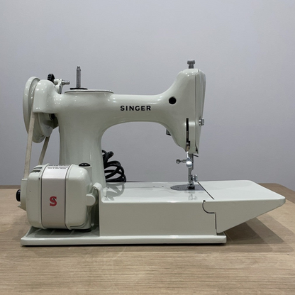 Singer 221K Featherweight White 1968 – Serviced – Case &amp; Extras (EW070289)