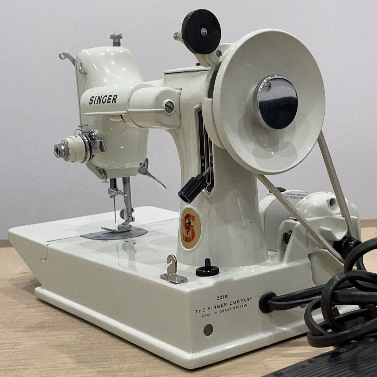 Singer 221K Featherweight White 1968 – Serviced – Case &amp; Extras (EW070289)