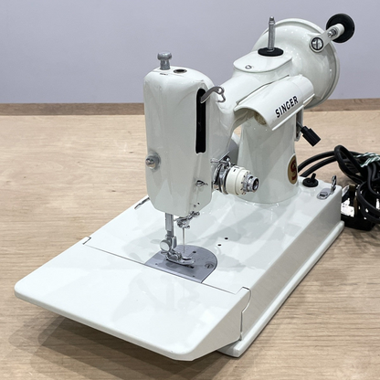 Singer 221K Featherweight White 1968 – Serviced – Case &amp; Extras (EW070289)