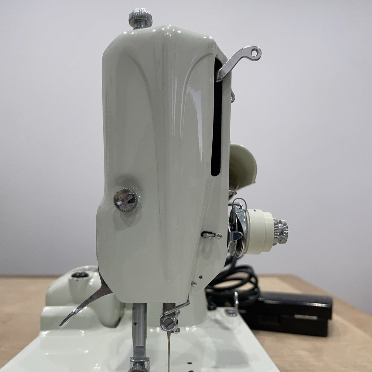 Singer 221K Featherweight White 1968 – Serviced – Case &amp; Extras (EW070289)