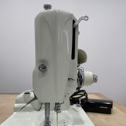 Singer 221K Featherweight White 1968 – Serviced – Case &amp; Extras (EW070289)