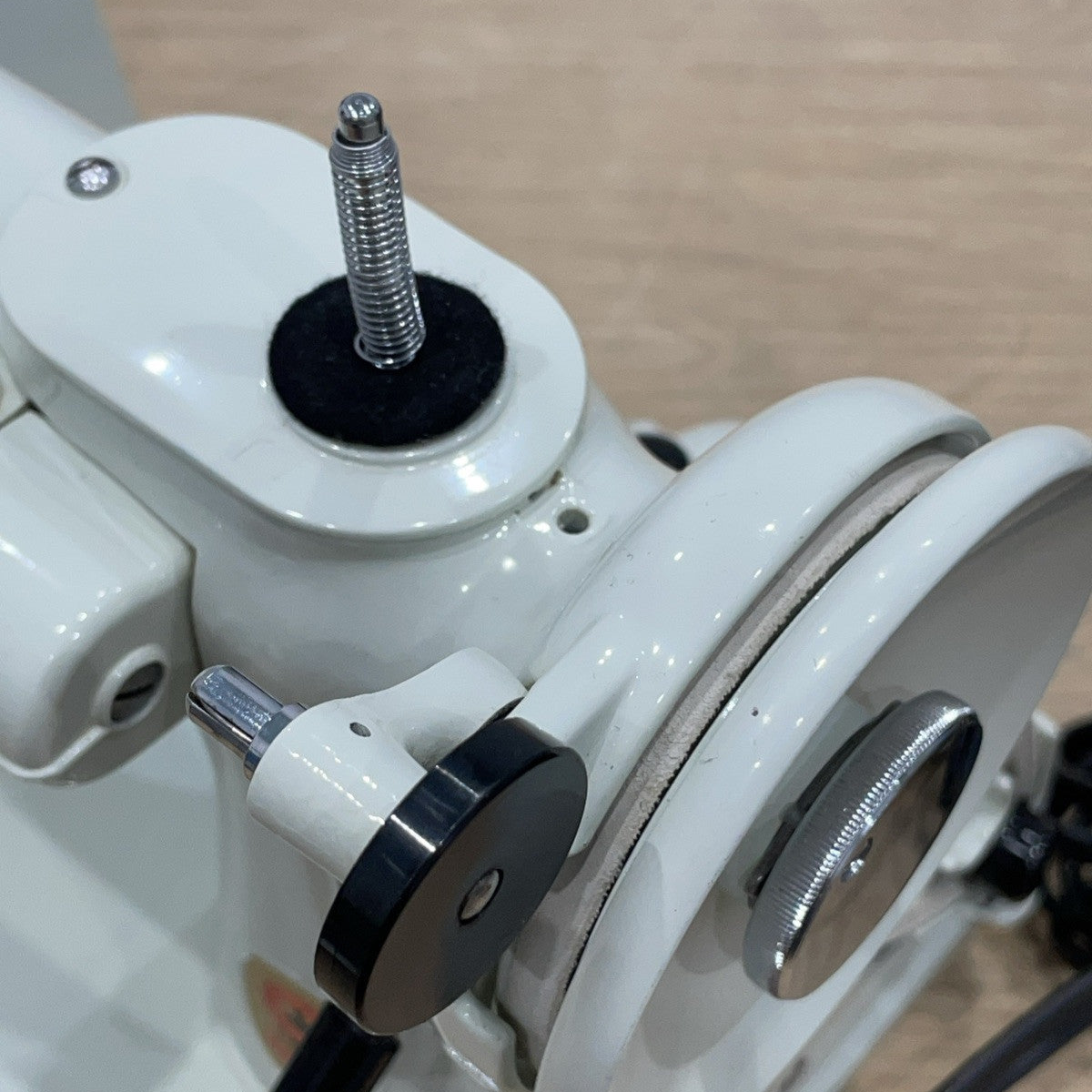 Singer 221K Featherweight White 1968 – Serviced – Case &amp; Extras (EW070289)