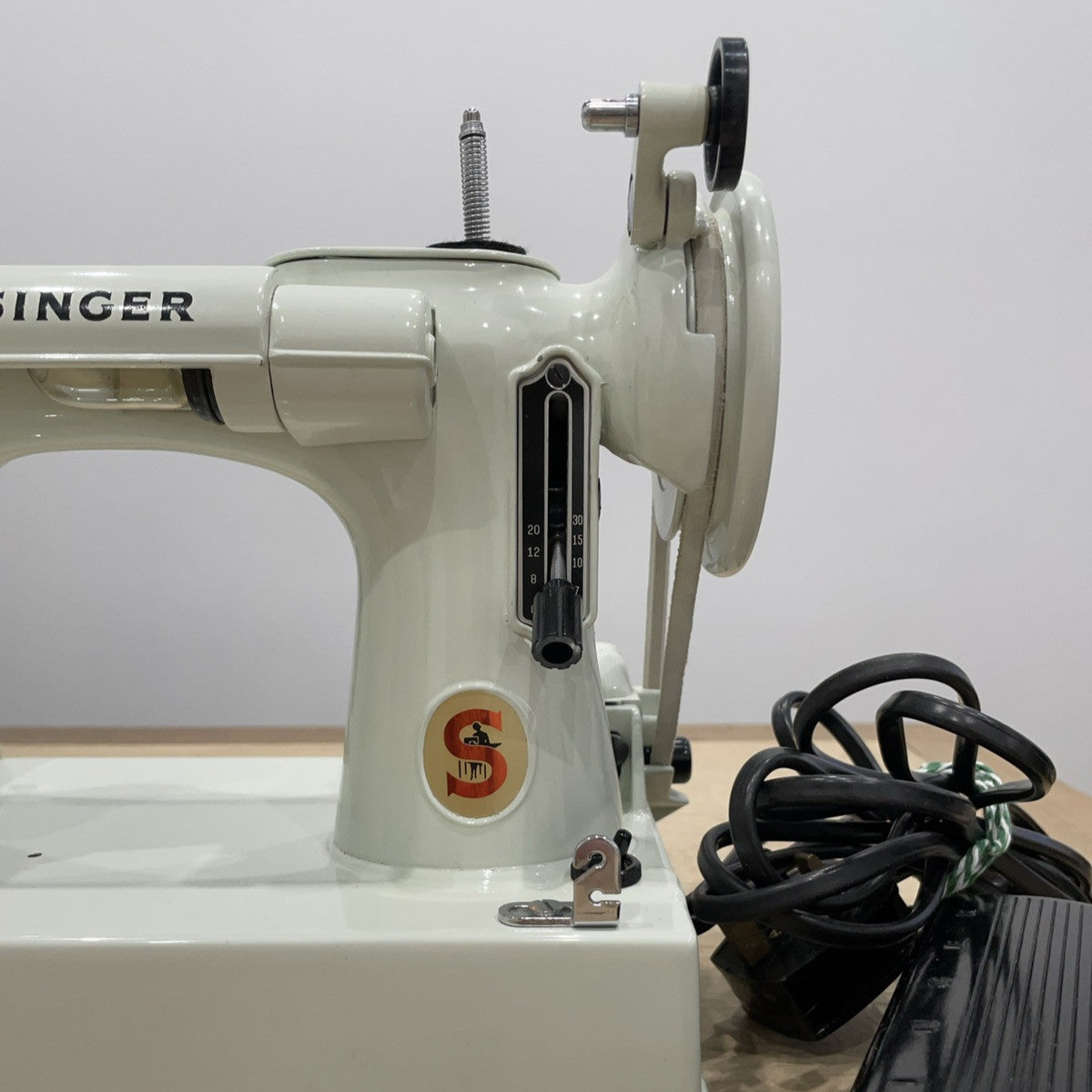 Singer 221K Featherweight White 1968 – Serviced – Case &amp; Extras (EW070289)