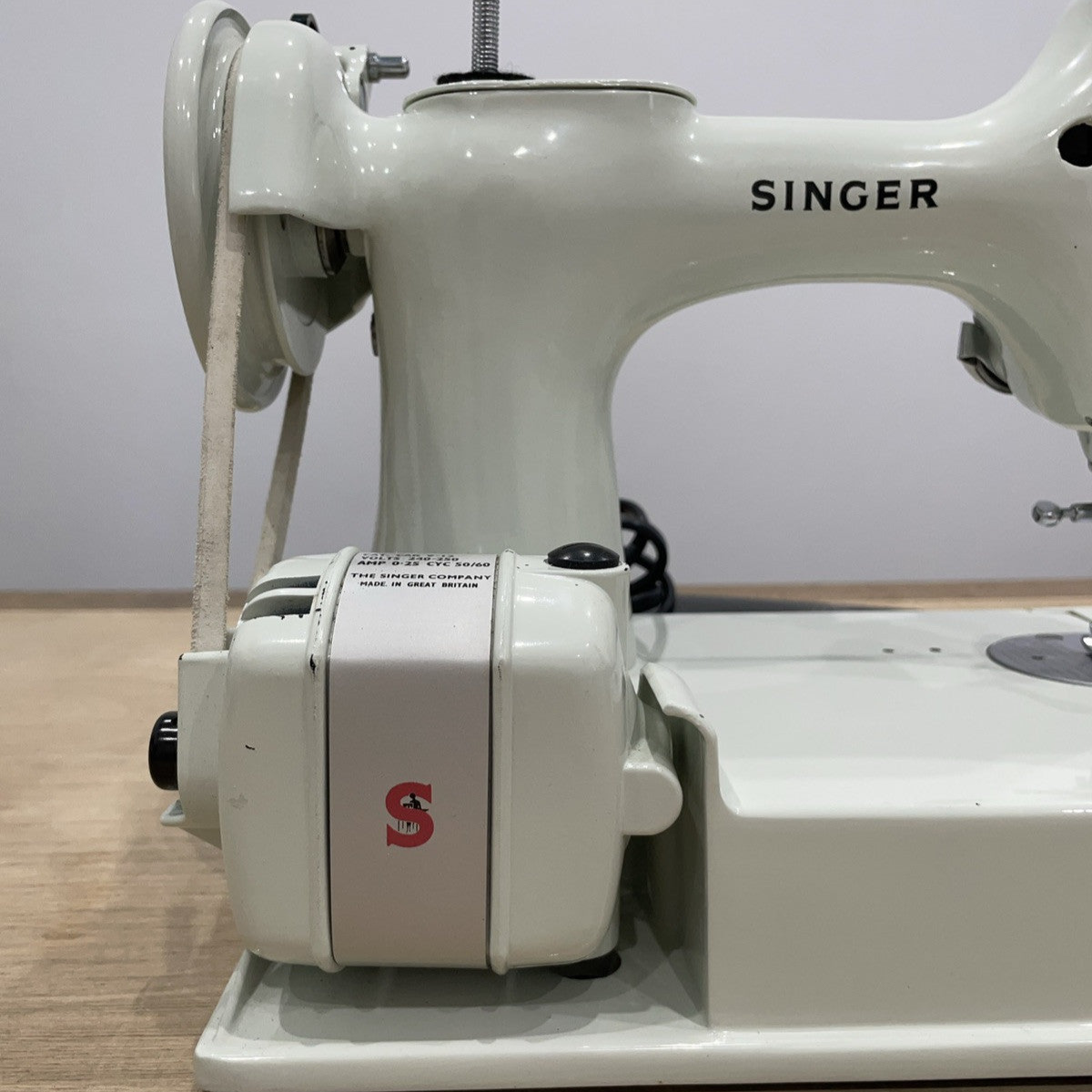 Singer 221K Featherweight White 1968 – Serviced – Case &amp; Extras (EW070289)