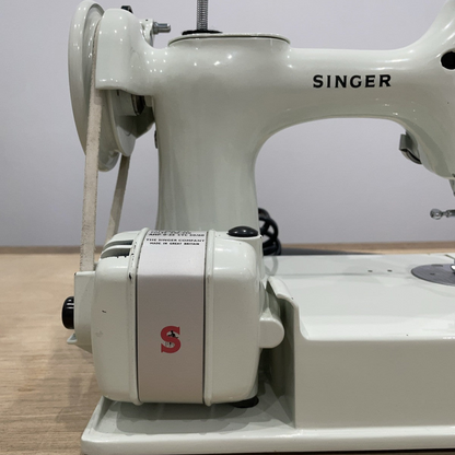 Singer 221K Featherweight White 1968 – Serviced – Case &amp; Extras (EW070289)