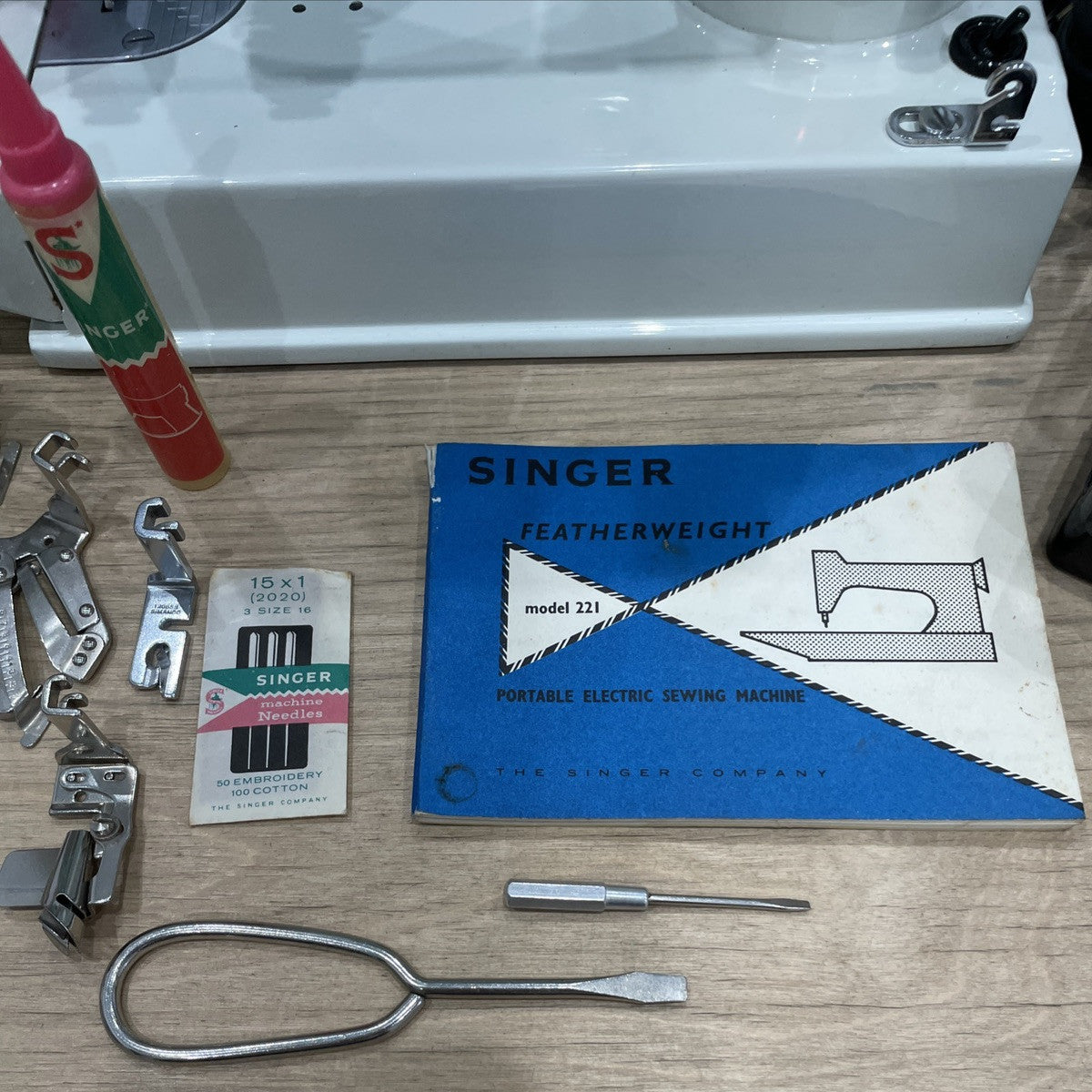 Singer 221K Featherweight White 1968 – Serviced – Case &amp; Extras (EW070289)