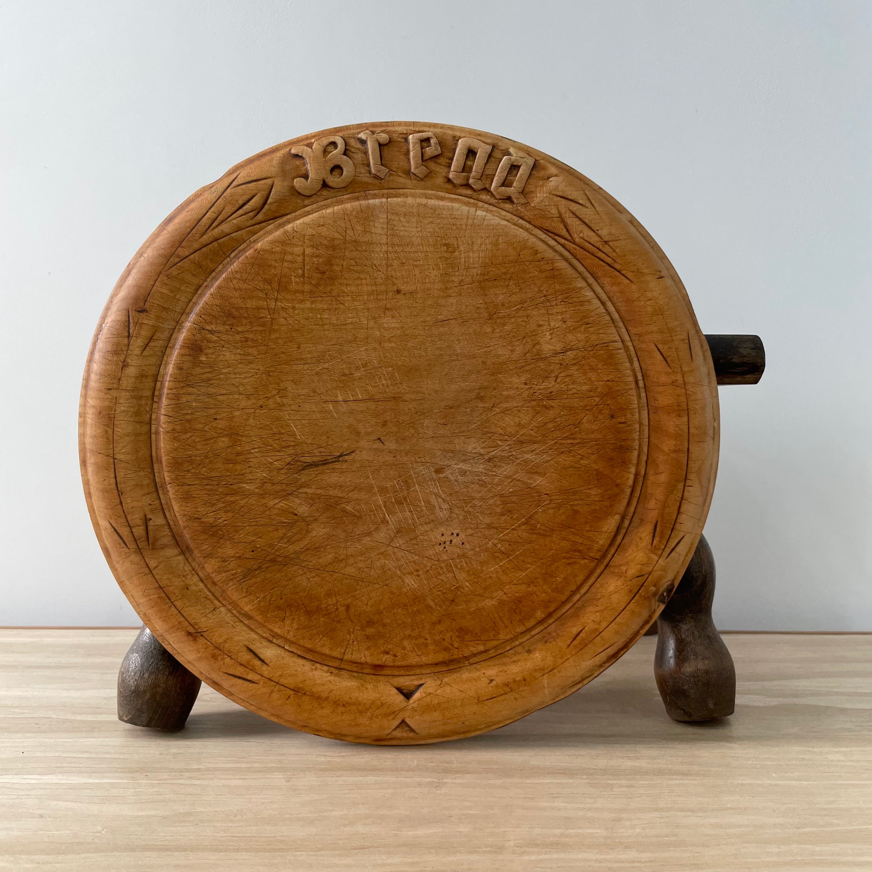 Antique Edwardian Carved Wooden Breadboard – Early 20th Century Kitchenalia