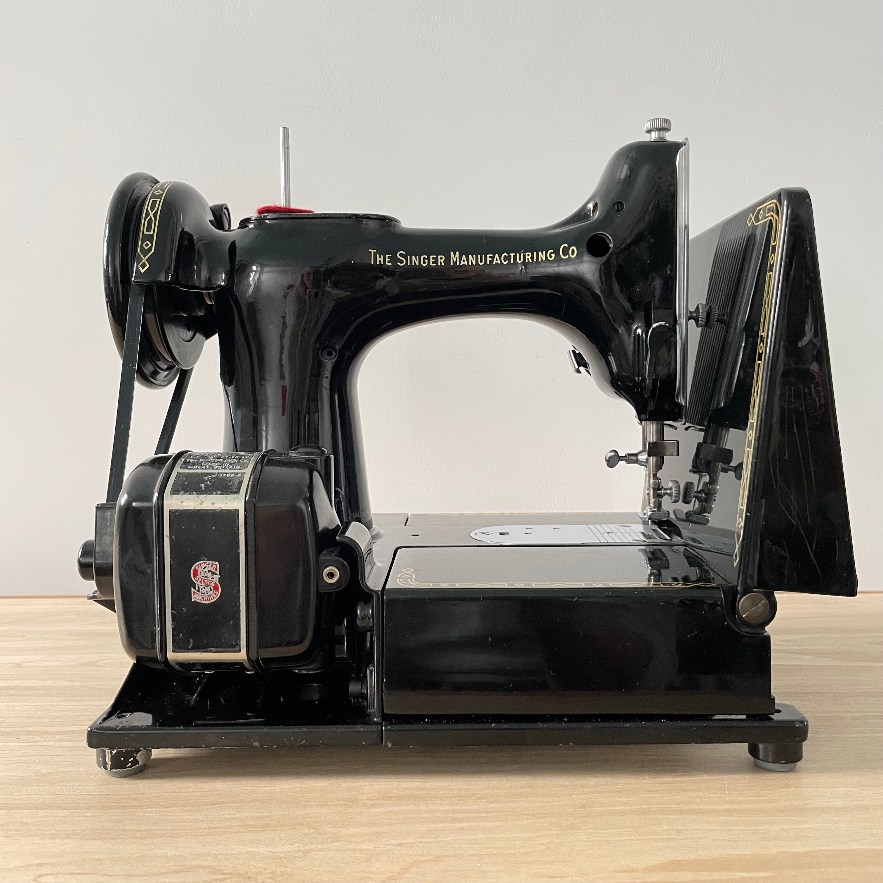 1960 Singer 222k Featherweight Sewing Machine Red “S”