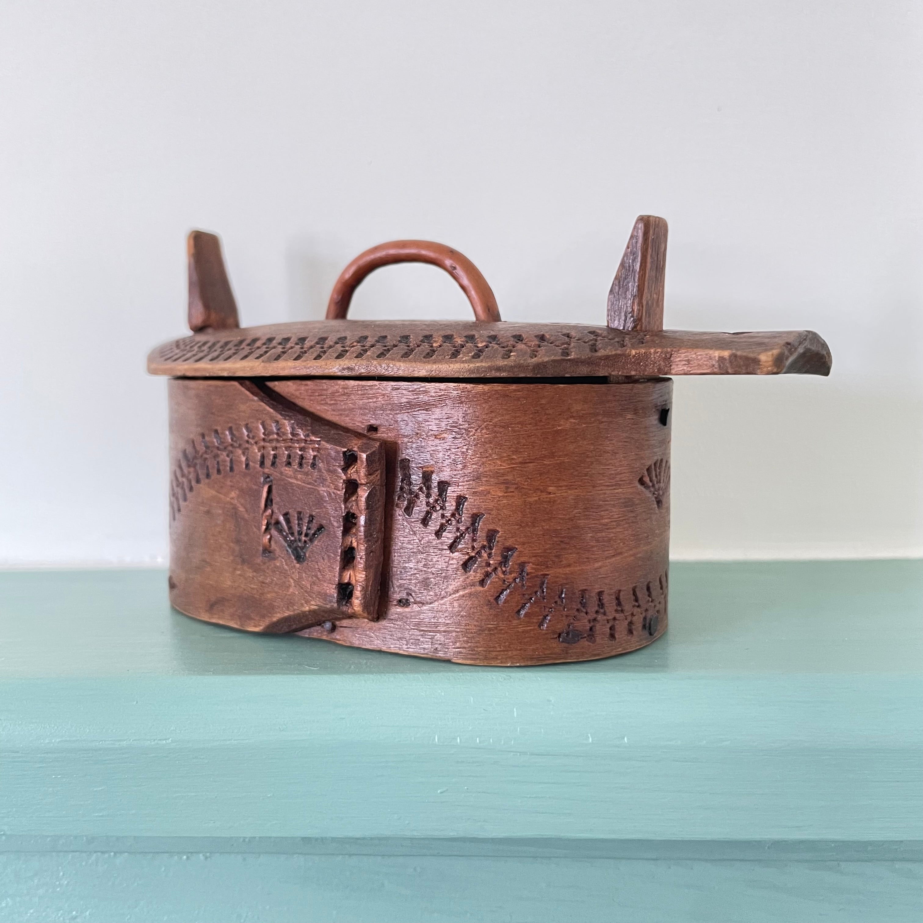 Antique Scandinavian Bentwood Tine Box – Chip Carved Norwegian Folk Art, 19th Century