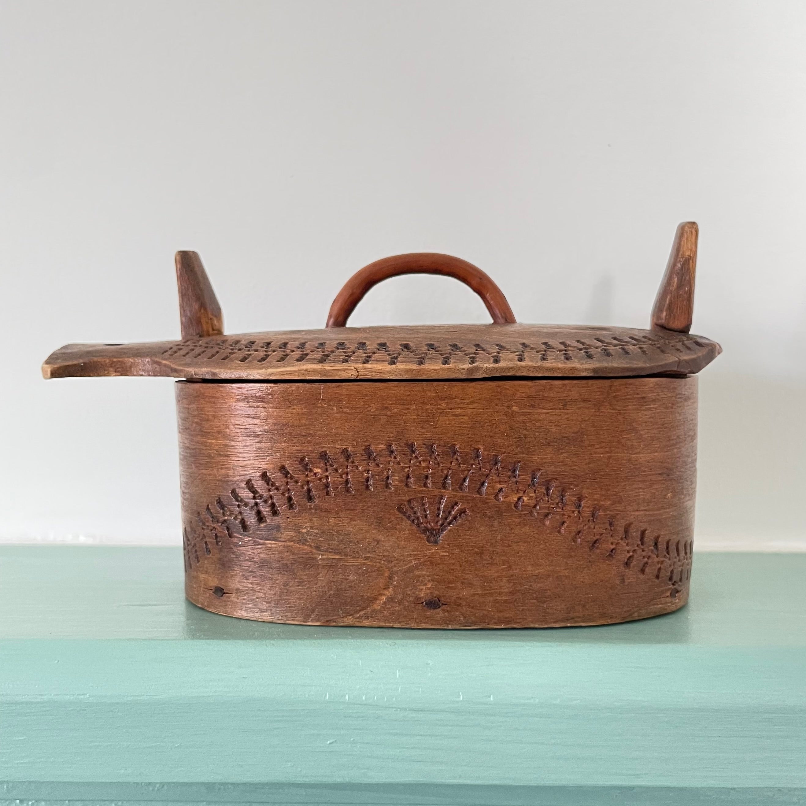 Antique Scandinavian Bentwood Tine Box – Chip Carved Norwegian Folk Art, 19th Century