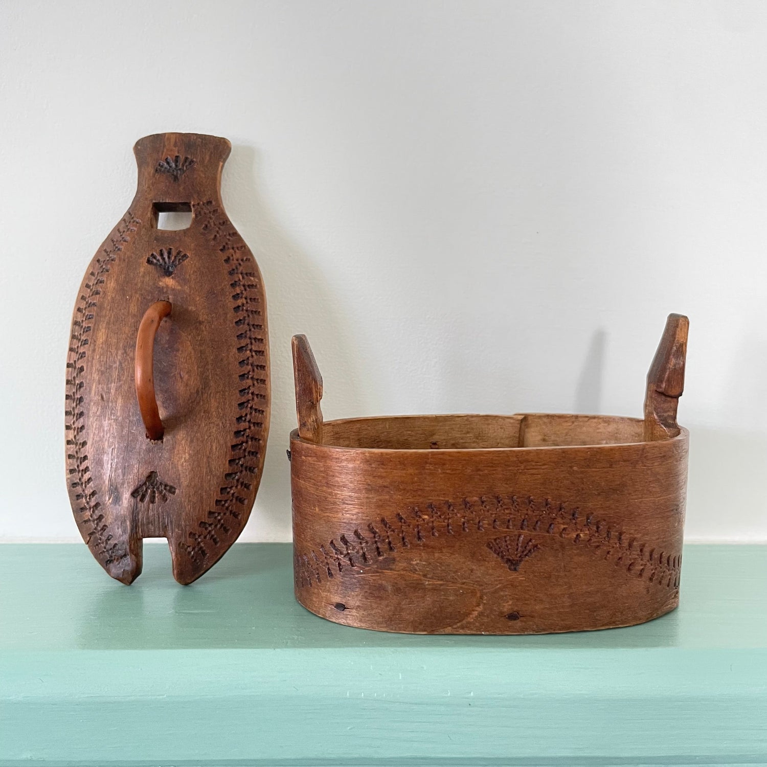 Antique Scandinavian Bentwood Tine Box – Chip Carved Norwegian Folk Art, 19th Century