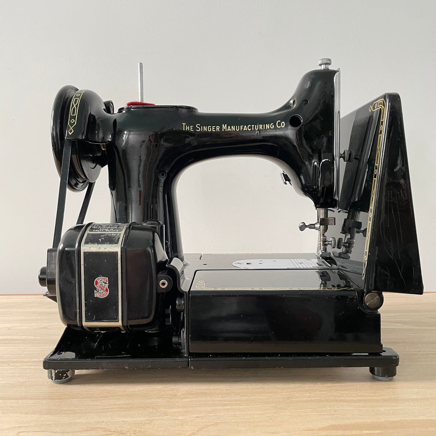 1960 Singer 222k Featherweight Sewing Machine Red “S”