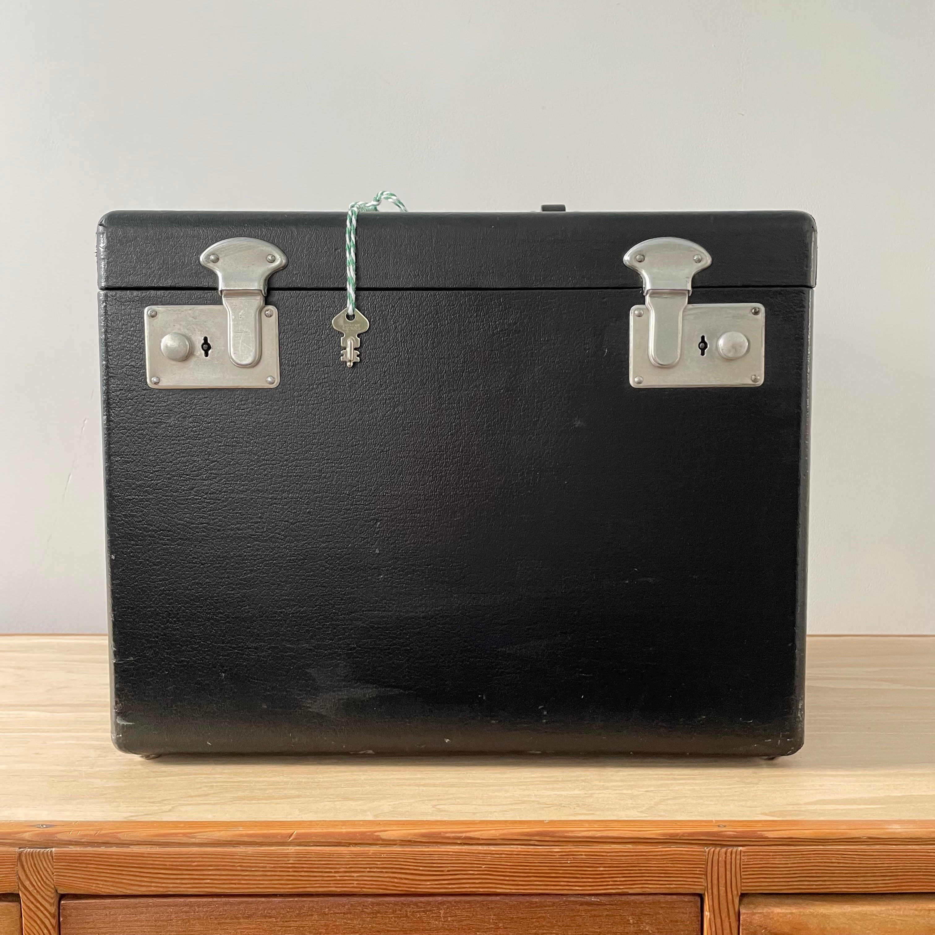 1960 Singer 222k Featherweight Sewing Machine Red “S”