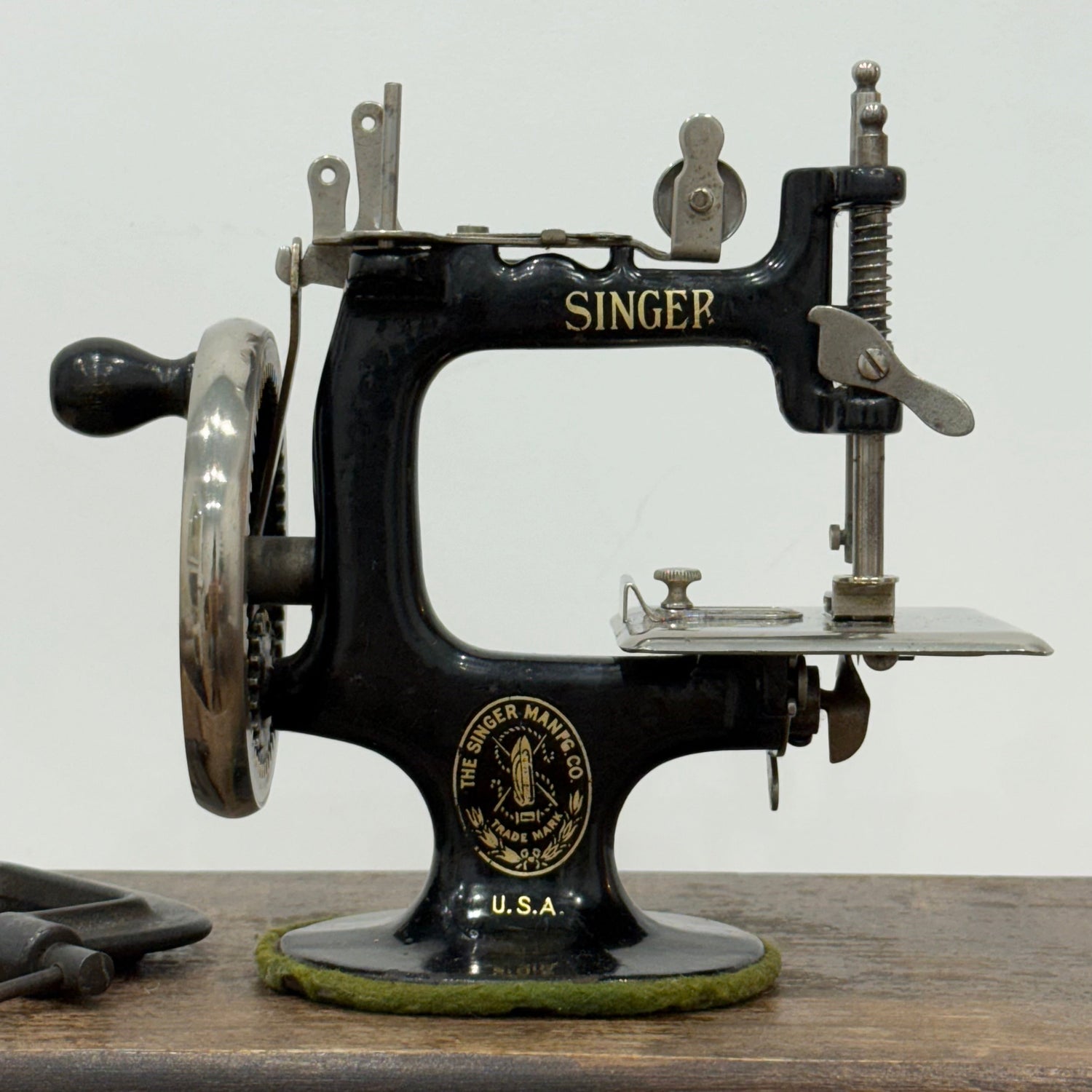 Singer Model 20 Child’s Sewing Machine – Chain Stitch Miniature c.1910