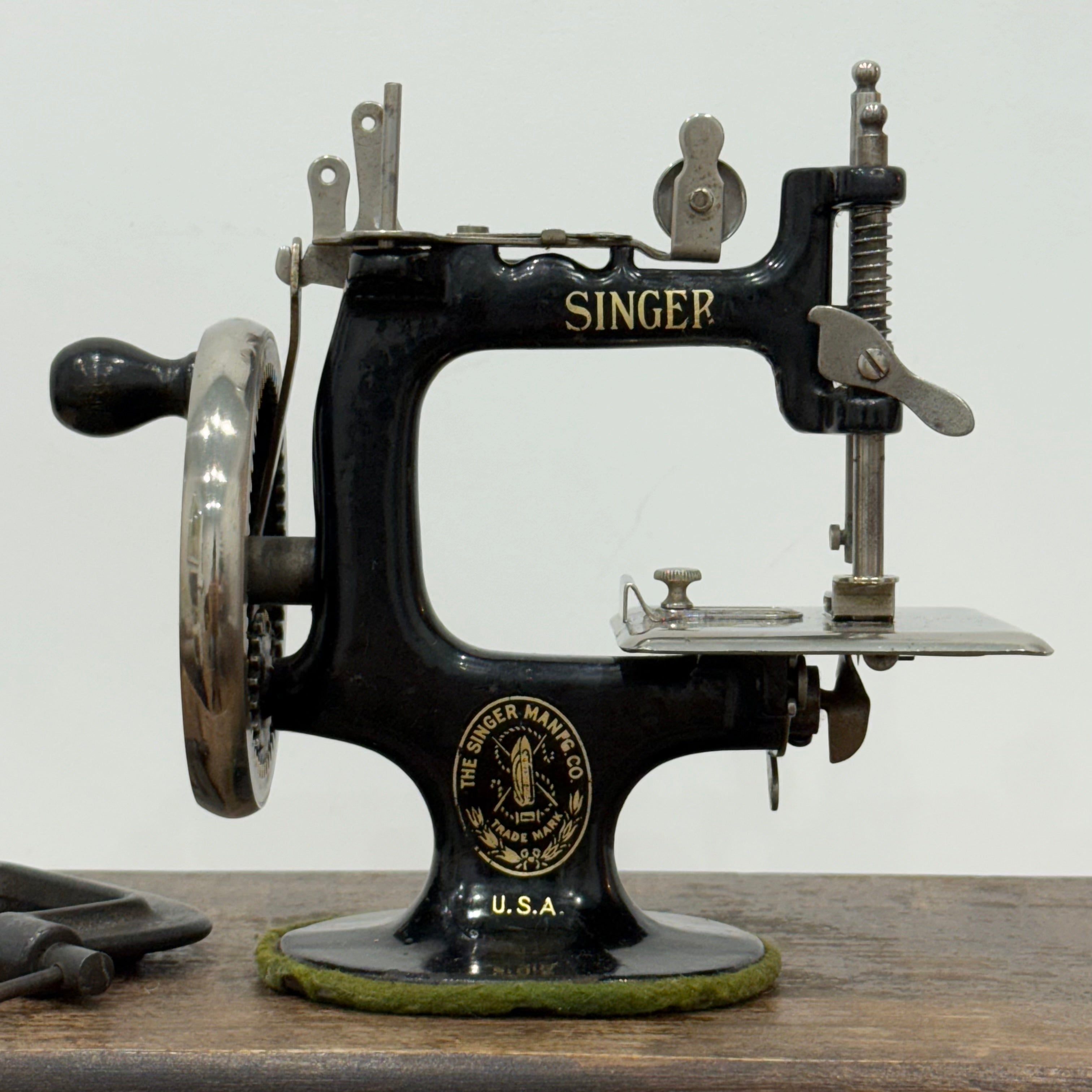 Singer Model 20 Child’s Sewing Machine – Chain Stitch Miniature c.1910