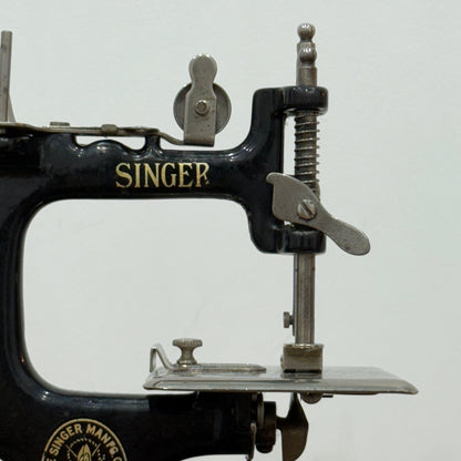 Singer Model 20 Child’s Sewing Machine – Chain Stitch Miniature c.1910